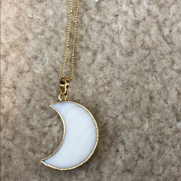 Freshwater pearl crescent moon necklace - Picture 4 of 4